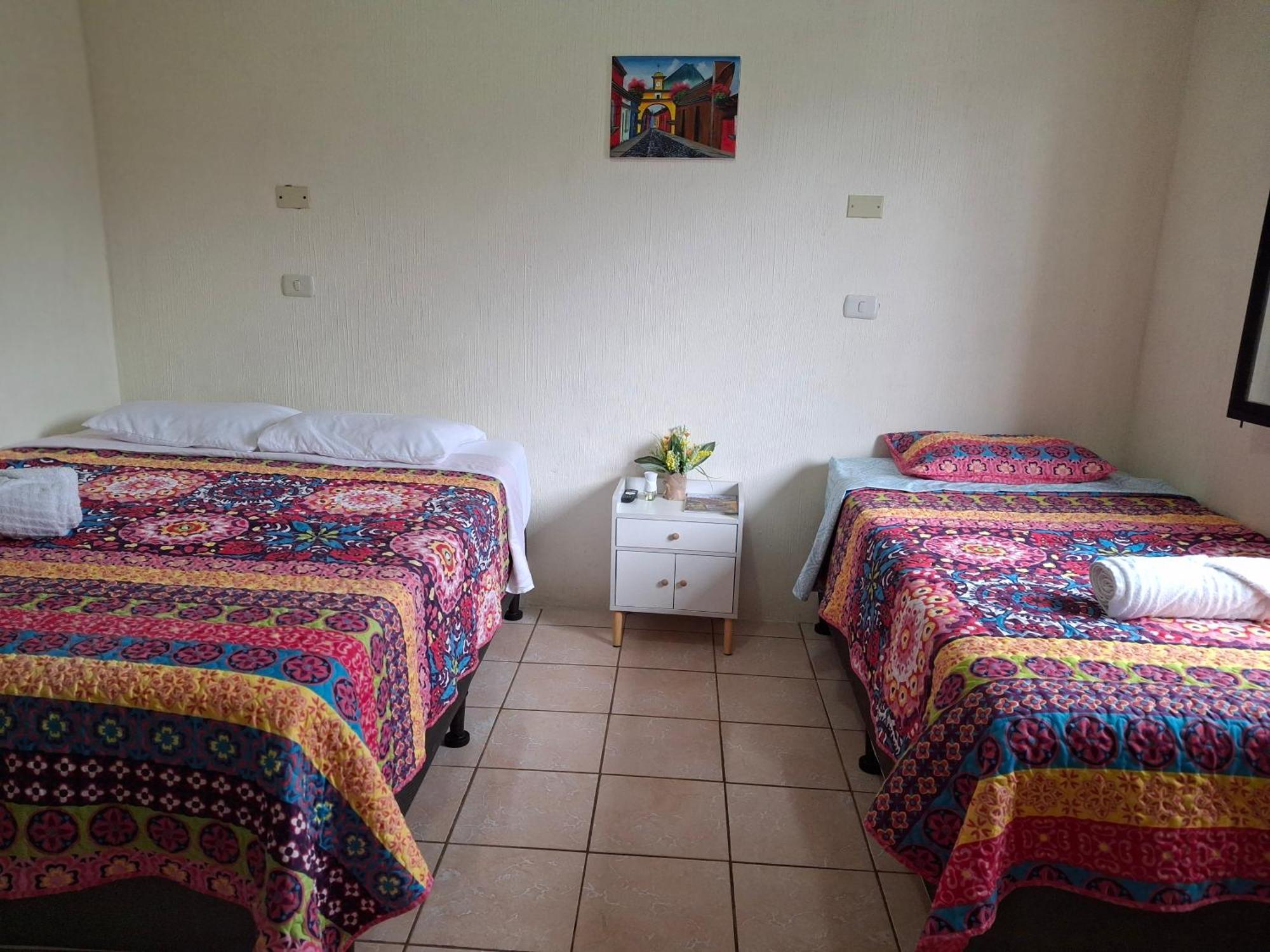 Blue Moon Hostel Antigua ภายนอก รูปภาพ